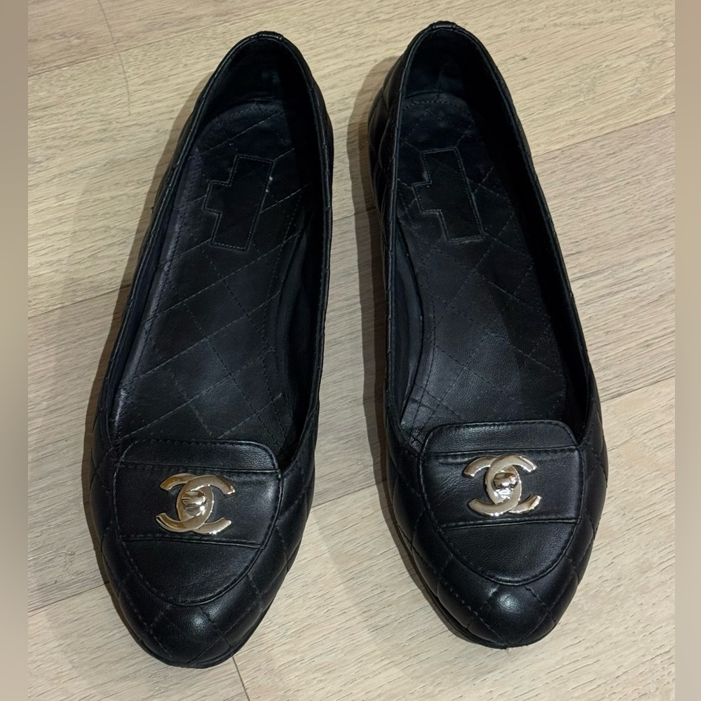 CHANEL Black Quilted Leather Ballet Flats with Gold CC Medallion